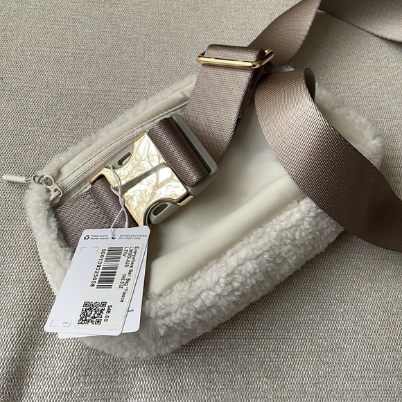 BNWT Lululemon Everywhere Ivory Fleece Belt Bag - Picture 7 of 7